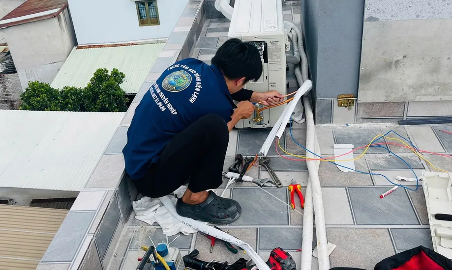 Kỹ thuật của Điện Lạnh Quốc Nghĩa King Cool đang thực hiện tháo lắp máy lạnh