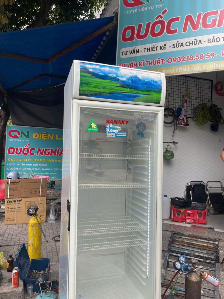 Kỹ thuật viên kiểm tra tủ lạnh LG