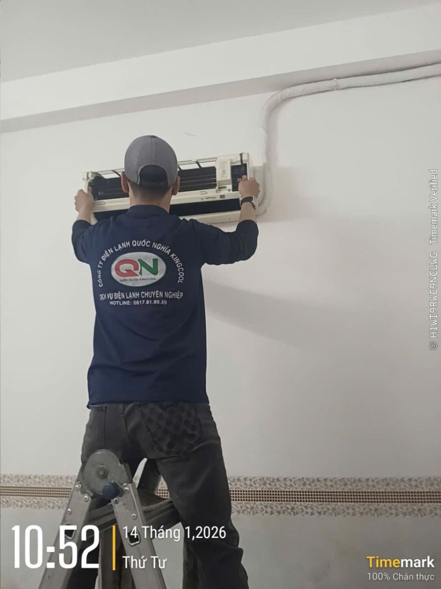 Kỹ thuật viên hút chân không máy lạnh